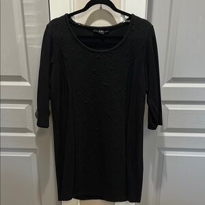 Elegant Black Tunic Dress with 3/4 Sleeves and Fitted Style